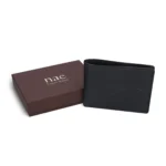 Carteira vegan Bari Black trifold em material texturizado, preto.