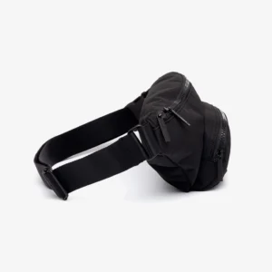 Bolsa Lefrik Atlas Crossbody Black Vandra em tecido reciclado com bolso principal e bolso frontal.