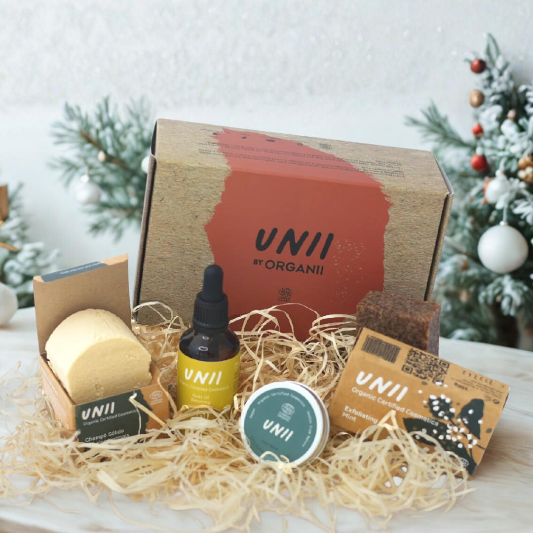 set-Blooming-unii Um ritual 100% natural que desperta corpo e mente com o toque revigorante da menta, do alecrim e do ylang-ylang. Inclui 4 cuidados essenciais para limpar, hidratar e revitalizar — com o aroma fresco e floral perfeito para os dias frios.