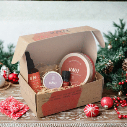 Um conjunto pensado para os momentos mais acolhedores do inverno, com aromas quentes e texturas reconfortantes que despertam os sentidos e nutrem o corpo. Ideal para criar um ritual de autocuidado com inspiração natalícia, 100% natural e feito em Portugal.