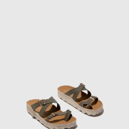 Sandálias veganas da As Portuguesas em cor kaki com fivelas ajustáveis e acabamento tipo nobuck