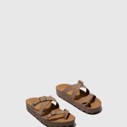 Sandálias veganas da As Portuguesas em cor sand com fivelas ajustáveis e acabamento tipo nobuck