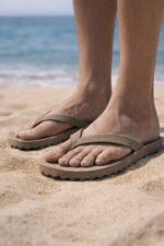 Chinelos veganos em cortiça e borracha natural e tira entre os dedos