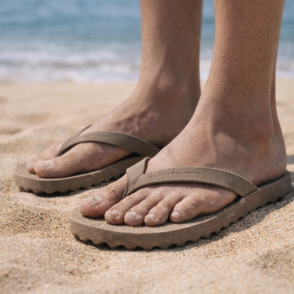 Chinelos veganos em cortiça e borracha natural e tira entre os dedos