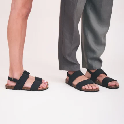 Sandálias vegan Savai pretas em nobuk, com palmilha em cortiça e sola reciclada