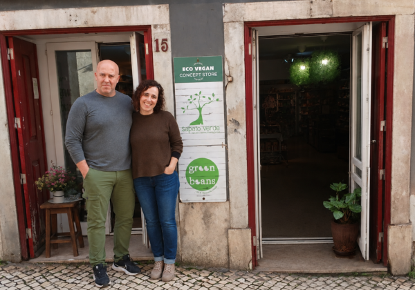 Alexandra e Mário à porta da Sapato Verde e Green Beans em Lisboa durante a campanha de crowdfunding