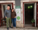 Alexandra e Mário à porta da Sapato Verde e Green Beans em Lisboa durante a campanha de crowdfunding
