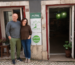 Alexandra e Mário à porta da Sapato Verde e Green Beans em Lisboa durante a campanha de crowdfunding