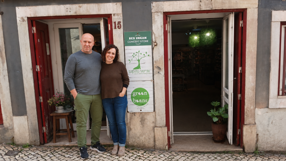 Alexandra e Mário à porta da Sapato Verde e Green Beans em Lisboa durante a campanha de crowdfunding