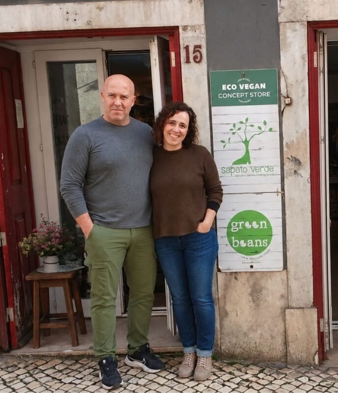 Alexandra e Mário à porta da Sapato Verde e Green Beans em Lisboa durante a campanha de crowdfunding