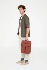 Mochila Lefrik Kaut Backpack Arles feita em RPET reciclado com compartimento acolchoado para portátil e bolso traseiro escondido.