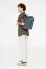 Mochila Lefrik Kaut Backpack Arles feita em RPET reciclado com compartimento acolchoado para portátil e bolso traseiro escondido.