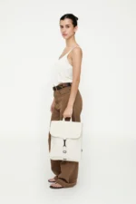 Mochila Lefrik Handy Mini Arles em tecido RPET reciclado com acabamento texturado e compartimento acolchoado.