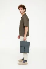 Mochila Lefrik Handy Mini Arles em tecido RPET reciclado com acabamento texturado e compartimento acolchoado.