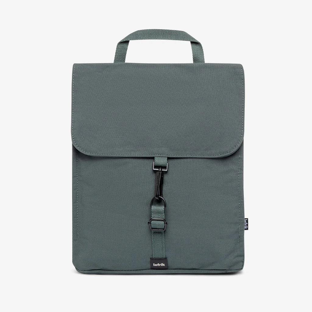 Mini Handy Arles Leaf Mochila Lefrik Handy Mini Arles em tecido RPET reciclado com acabamento texturado e compartimento acolchoado.