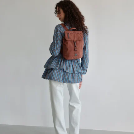 Mochila Lefrik Kaut Mini Arles feita em RPET reciclado com design minimalista e bolso traseiro de segurança.