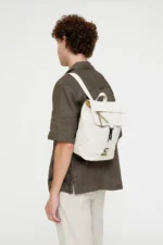 Mochila Lefrik Kaut Mini Arles feita em RPET reciclado com design minimalista e bolso traseiro de segurança.