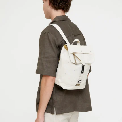 Mochila Lefrik Kaut Mini Arles feita em RPET reciclado com design minimalista e bolso traseiro de segurança.