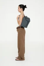 Mochila Lefrik Kaut Mini Arles feita em RPET reciclado com design minimalista e bolso traseiro de segurança.