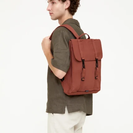 Mochila Lefrik Handy Arles em tecido RPET reciclado com acabamento texturado e compartimento para portátil.