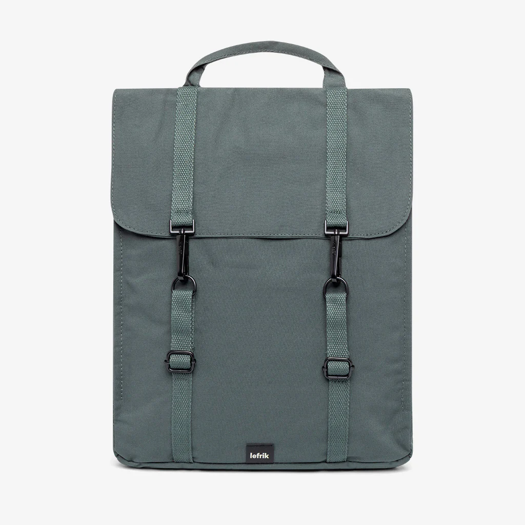 Handy Arles Leaf Mochila Lefrik Handy Arles em tecido RPET reciclado com acabamento texturado e compartimento para portátil.