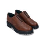 Sapatos Oxford vegan Grace Castanho em OnCross com sola robusta