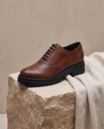 Sapatos Oxford vegan Grace Castanho em OnCross com sola robusta