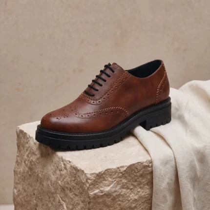 Sapatos Oxford vegan Grace Castanho em OnCross com sola robusta