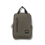 Mochila pequena na cor verde em cânhamo com 15 L de capacidade.