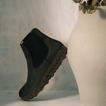Botas Chelsea veganas Civet As Portuguesas, na cor preto, com elásticos laterais