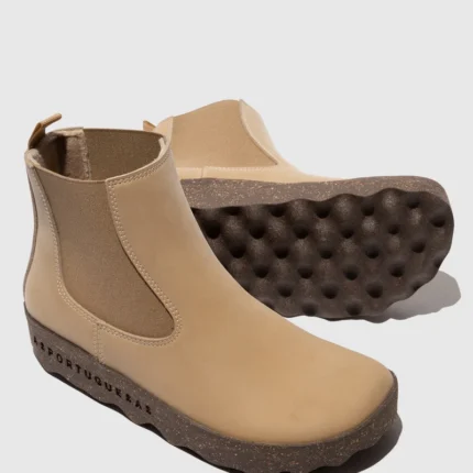Botas Chelsea veganas Civet As Portuguesas, na cor bege, com elásticos laterais